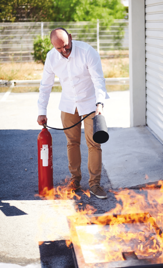 Formation sécurité incendie : manipuler un extincteur.