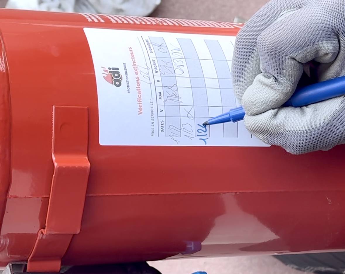 Extincteur à eau pulvérisée pour protection incendie entreprise.