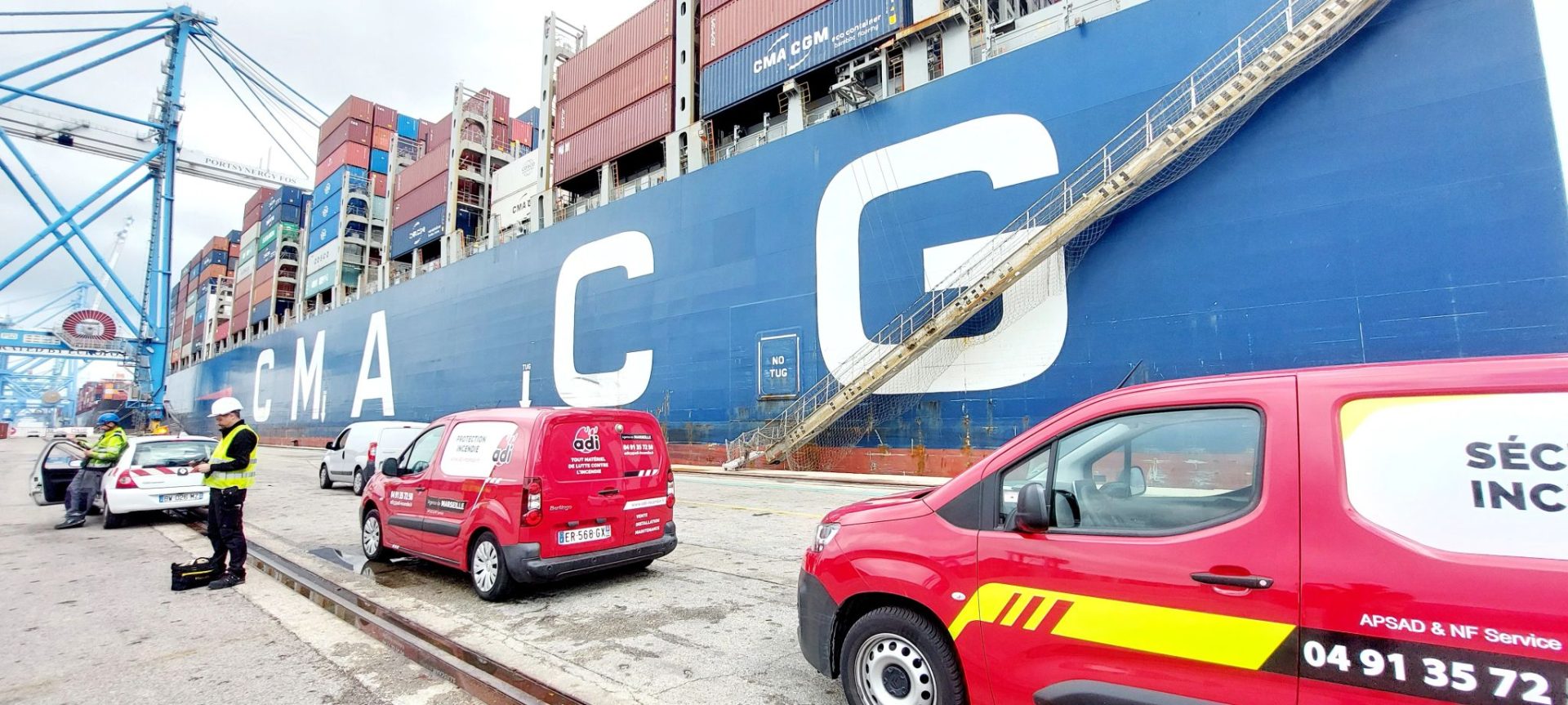Camionnettes d'intervention ADI sur les docks du port de Marseille