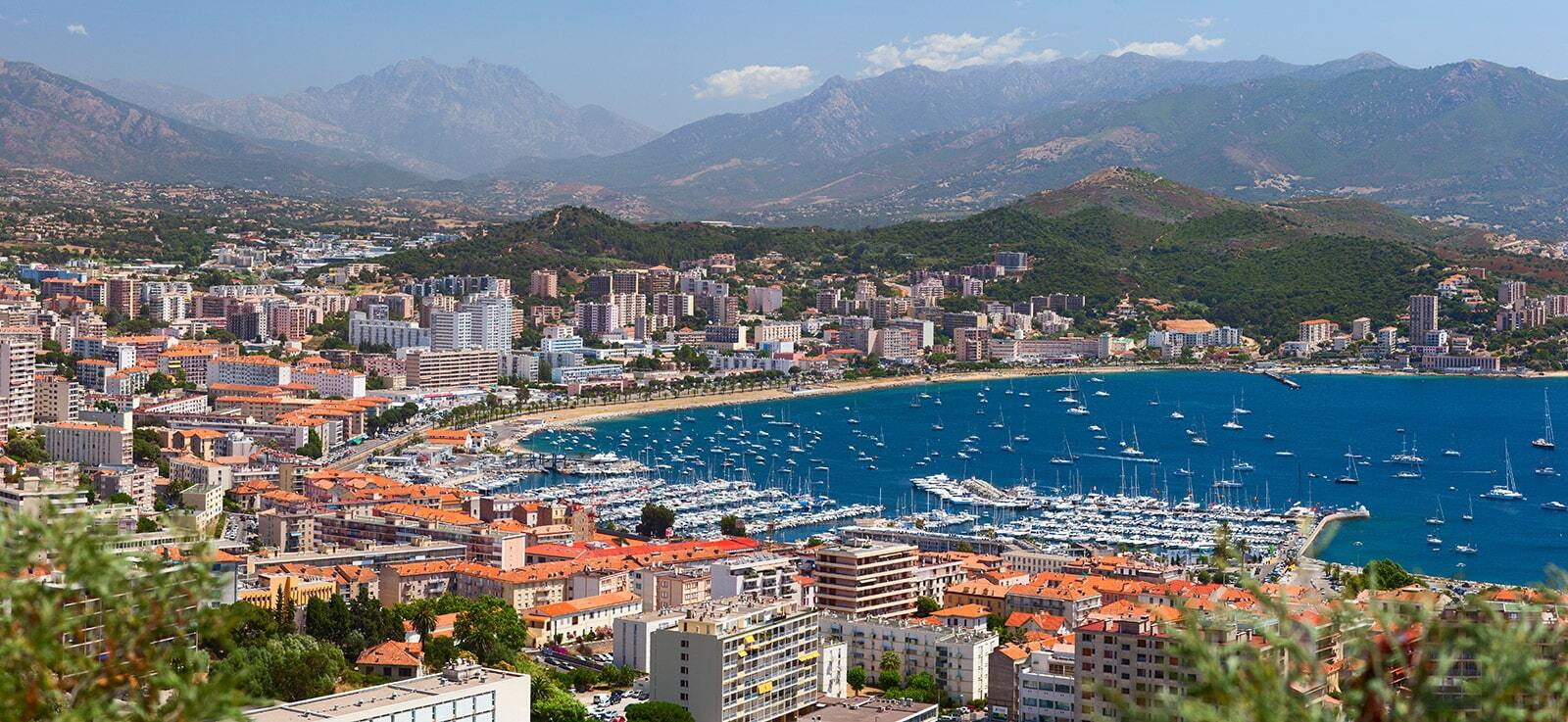 Vue sur la baie et les quartiers tertiaires d’Ajaccio, bureaux et commerces de l’île