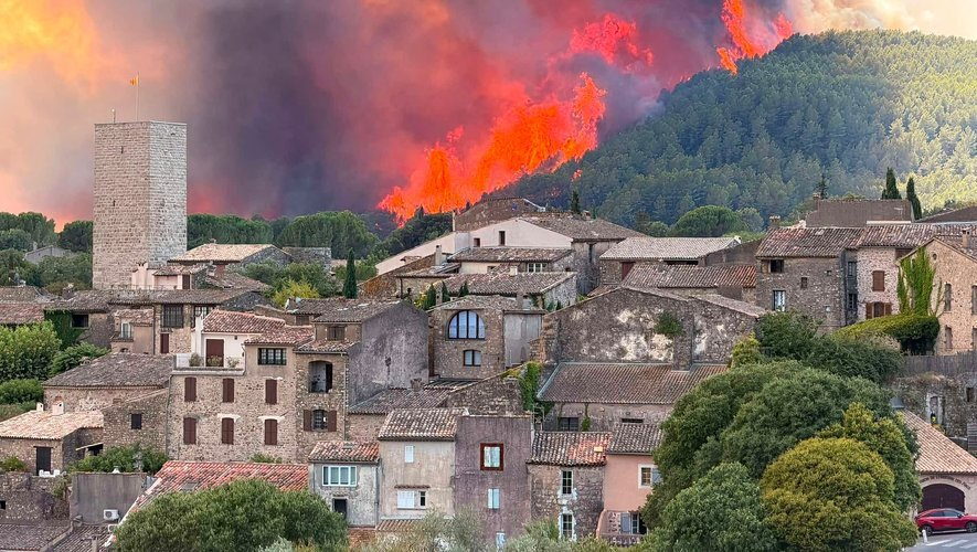 Incendie de forêt progressant vers un village, risque de feu de végétation en Corse